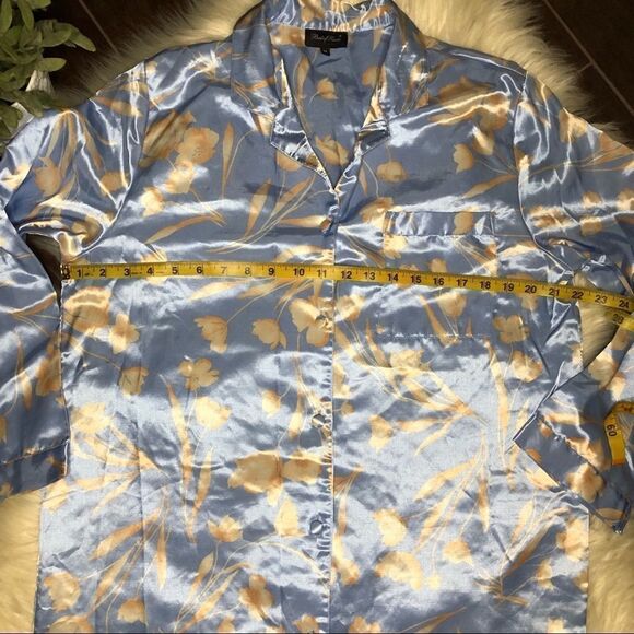 Bed of roses satin baby blue/pink button up nightgown sz medium - Picture 5 of 6